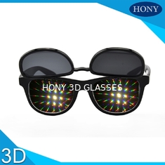 Los vidrios de los fuegos artificiales de Hony 3D con la red difractora filman, mueven de un tirón encima de las gafas de sol